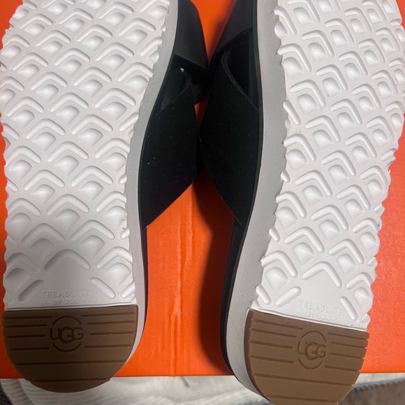 NWOT Ugg Kari Sandals - Picture 4 of 9